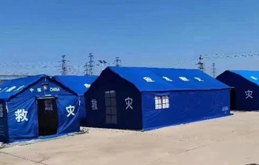 Tangshan Pengcheng Outdoor-ը խորապես ներգրավված է եղել աղետների օգնության վրանի գործընթացների ստանդարտացման մեջ՝ կառուցելով ամուր որակի պաշտպանական գիծ արտակարգ իրավիճակների մատակարարումների համար: